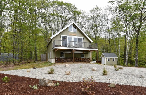 Eidelweiss Village House | Pristine Home Minutes to North Conway, A/C and Fenced Backyard w Gas Fire Pit