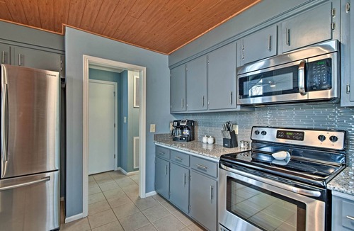 Dover House | Pristine Lake Barkley Escape w/Deck, Porch & Bar!