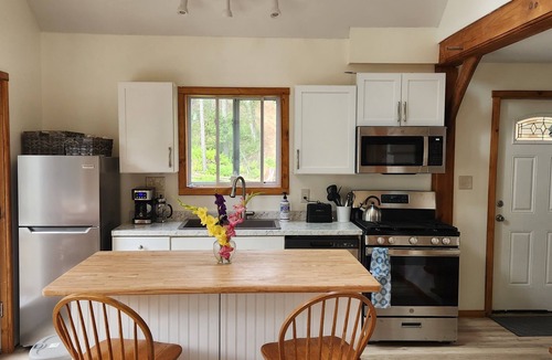 East Dover House | Pristine Magical Retreat Cottage - 55% off monthly, 15% off weekly till June 20.