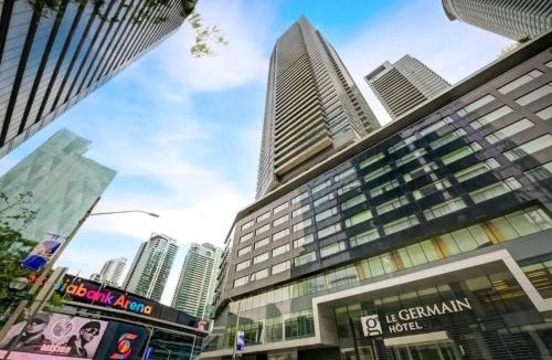 Downtown Toronto House | Pristine Modern 2BR Condo Private BBQ and Balcony
