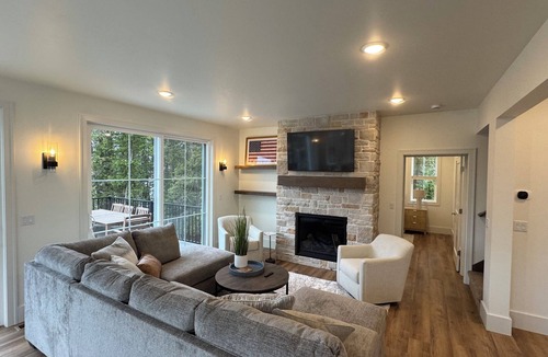 Egg Harbor House | Pristine New Build in the Heart of Egg Harbor 5 BR, 5.5 BA Sleeps 12.