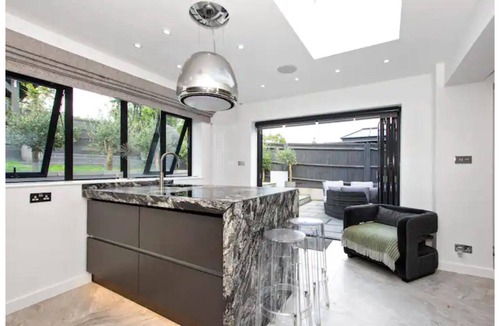 Cray Valley East House | Pristine Property- Perfect for Buisness & Familys