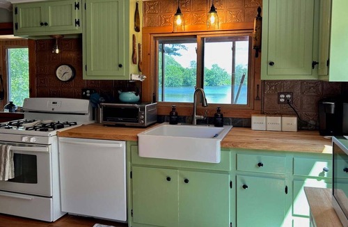 North Egremont House | Pristine Prospect lake, paddle boards, swim dock+!