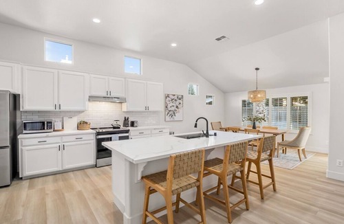 Fresno House | Pristine River Bluff 4-Bedroom Home w/3 King Beds