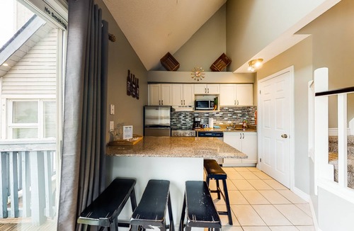 Craigleith House | Pristine studio with a full kitchen, pool, hot tub, & tennis - walk to lifts