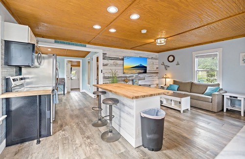 Weeki Wachee Gardens House | Pristine Waterfront Cottage - Home Away From Home!