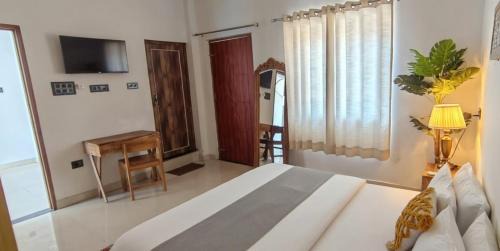 Tapovan House | Prithvi Hotel - Aesthetic Room in upper tapovan with TV, AC and free airport pickup for 7 or more nights bookings