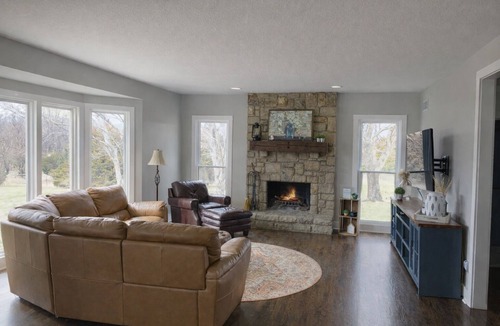 Lenexa House | Private 10-Acre Luxury Retreat with 5-bedrooms - World Cup Ready