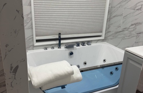 Jericho House | Private 1BR Suite with Jacuzzi in Jericho