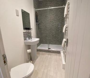 Temple Ewell Apartment | Private 1st Floor Apartment - Perfect for Port of Dover, Eurotunnel and Short Stays