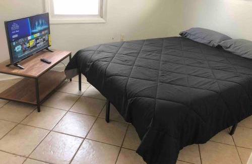 Woodbridge Apartment | Private 2-bedroom house, free parking, 15-min walk to direct NYC Manhattan train, MetLife Stadium FIFA World Cup 30 minutes away