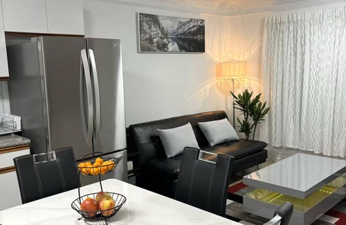 Kensington-Cedar Cottage House | Private 2 bedroom suite