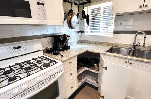 Delta Apartment | Private 2 bedroom suite 5 minutes to the Alex Fraser Bridge.