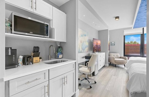 Port Morris Hotel | Private, 2 Full Beds, Kitchenette+Work Desk, NYC