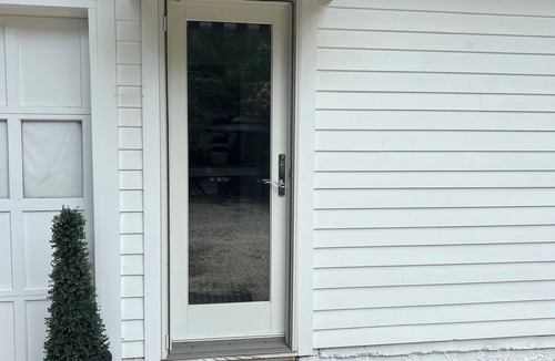 Shelter Island Heights Apartment | Private 2 room 1 Queen & bath with AC, WiFi, parking, kitchenette