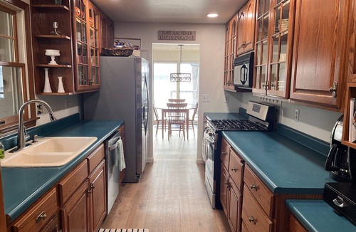 Syracuse House | Private 285’ Lakefront - End-of-Drive - Multi-Family Retreat - Sleeps 12 -