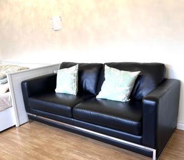 Richmond House | Private 2BR, 1BA with shared Kitchen in a House, Free Parking, 15 Min YVR