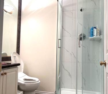 Richmond House | Private 2BR, 1BA with shared Kitchen in a House, Free Parking, 15 Min YVR