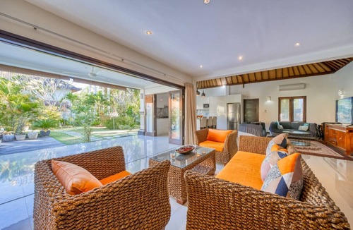Abang House | Private 2BR Villa w/Pool & Gym Near Amed Beach