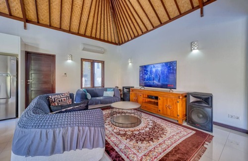 Abang House | Private 2BR Villa w/Pool & Gym Near Amed Beach