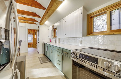 Freeland House | Private 3-Acre Beach! Family Retreat in Freeland