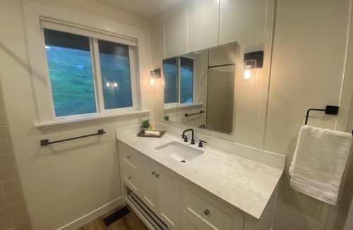 Roseburg Cabin | Private 3-bedroom lodge in Sutherlin with views, WiFi.