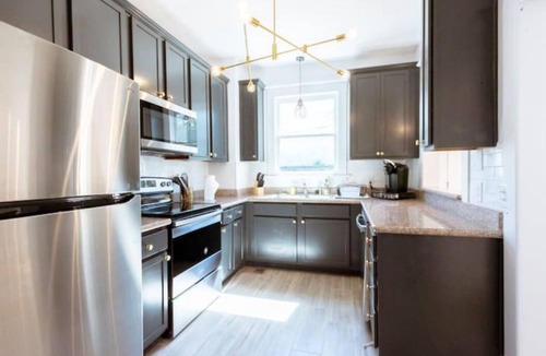 Metropolitan House | Private 3-unit Triplex w/9BDRS ★ Starland District ★ Great for Family Reunions