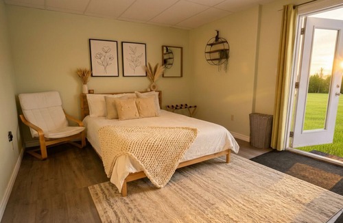 Dunsford House | Private 34 acre Retreat wt Farmhouse | Hottub | Bunkie | Trails