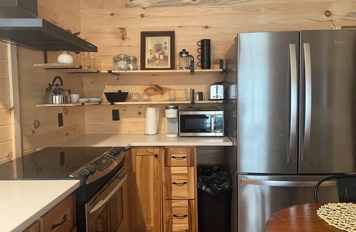 Amery Cabin | Private 3bdr cabin on Apple River kayaks, SUPS, & Sauna. Pet friendly!