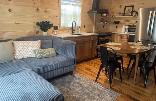 Amery Cabin | Private 3bdr cabin on Apple River kayaks, SUPS, & Sauna. Pet friendly!