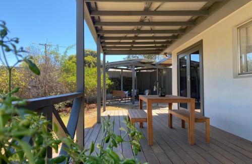 California Gully House | Private 3Bed Home with Large Deck Central Location