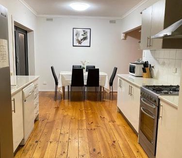 California Gully House | Private 3Bed Home with Large Deck Central Location