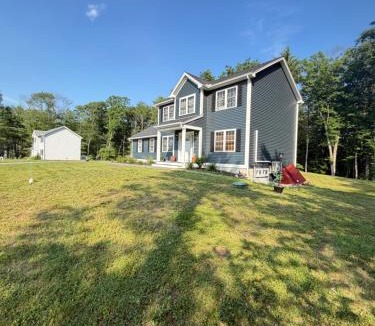 Templeton House | Private 3br & basement 3bth near Trail golf & Lake
