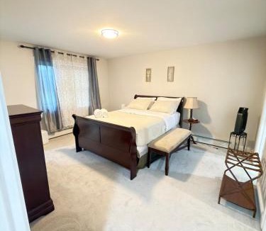 Templeton House | Private 3br & basement 3bth near Trail golf & Lake