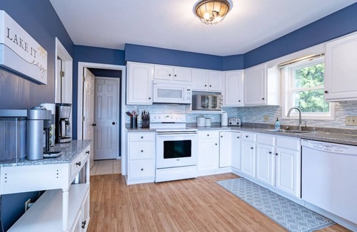 Oxford House | Private 3BR Lakefront | Firepit + Kayaks | Near WI Dells