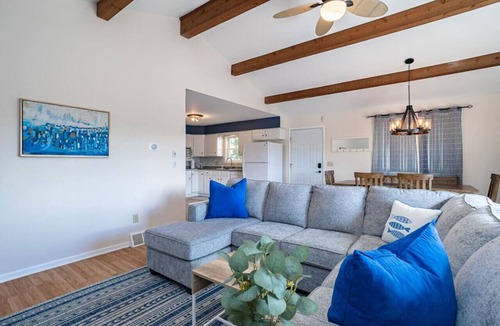 Oxford House | Private 3BR Lakefront | Firepit + Kayaks | Near WI Dells