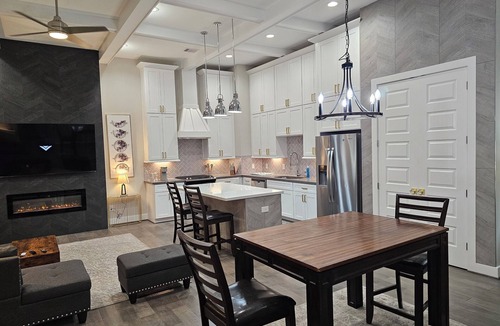 Spring Branch Central House | Private 3BR Luxury Home 2021 Built - Near Memorial - 2-Car Garage + Patio Grill