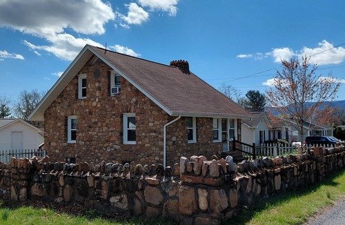 Shenandoah Cottage | Private 3BR - Minutes to Shenandoah National Park & Massanutten! Bring your Pup!
