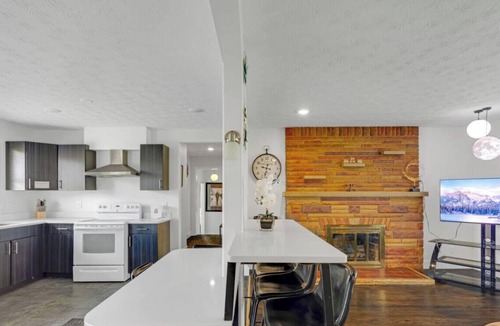 Wayne House | Private 4 BDRM house, 5 Miles from Downtown #2