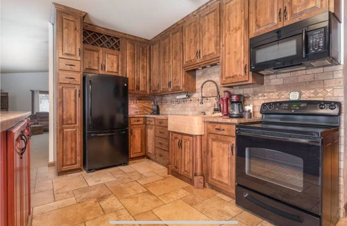 Sauk Centre House | Private 40-Acre Cabin + Indoor Pickleball & Trails