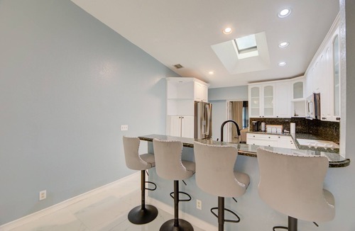 Sunrise House | Private 4BR 2 BA Lakeview/Game Room/Mins to Sawgrass Mills