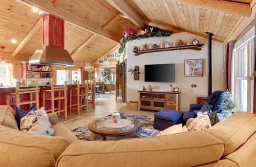 Deschutes River Woods House | Private 5 ac pond 6 bedrooms & 4 bath, perfect for reunions or team building