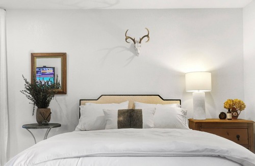Round Top House | Private 5-acre Retreat Perfect For Weddings, Family Reunions & Corporate Events!