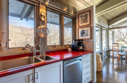 Dorset House | Private 5-BR Mountain Estate 10-Min to Manchester