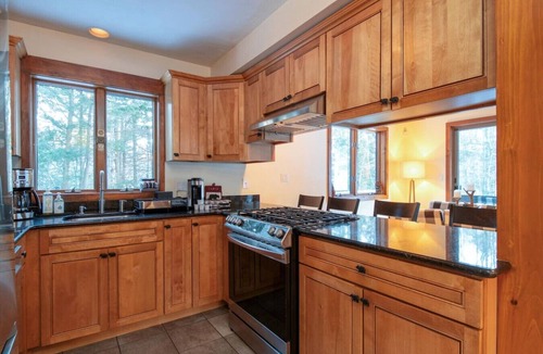 Ludlow House | Private 5BR Mountain Retreat | Walk to Buttermilk Falls, Hot Tub & Fire Pit