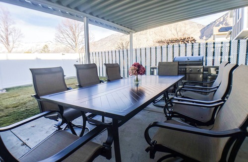 Ogden House | Private 6 Bd Gem w View+25Min to Snowbasin+Fenced Yard+Spa+Sleeps 12+Fiber Wifi!