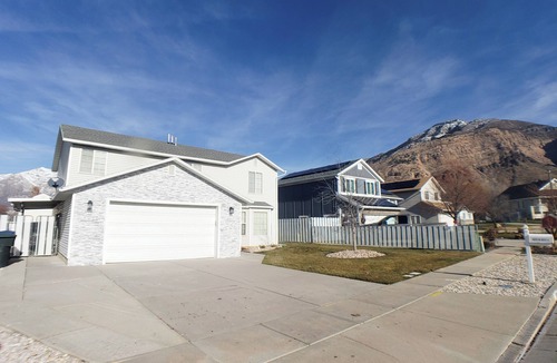 Ogden House | Private 6 Bd Gem w View+25Min to Snowbasin+Fenced Yard+Spa+Sleeps 12+Fiber Wifi!
