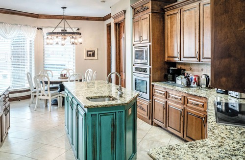 Pottawatomie County Apartment | Private 6BR sleeping 14 — hot tub, pool, game room. Built for reunions #SK