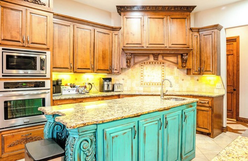 Pottawatomie County Apartment | Private 6BR sleeping 14 — hot tub, pool, game room. Built for reunions #SK