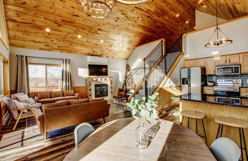 Lakeview Cabin | Private - 7 bed 3 bath Lake Cabin +Hot Tub +Dock +2 Pedal Boats +2 canoes +Sauna